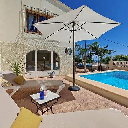 Mit Grossem Privatpool Und Herrlichem Meerblick Mit 4 Schlafzimmern Fuer Bis Zu 8 Personen
